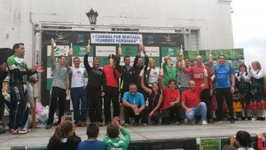 Los ganadores celebran su triunfo en la I Carrera