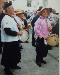 El "Clérigu-tamborileiru" (Tío Goyo, de Cambroncino) y "La Tamborileira" (Vidal, de Las Erías) (Foto de F.B.G.)