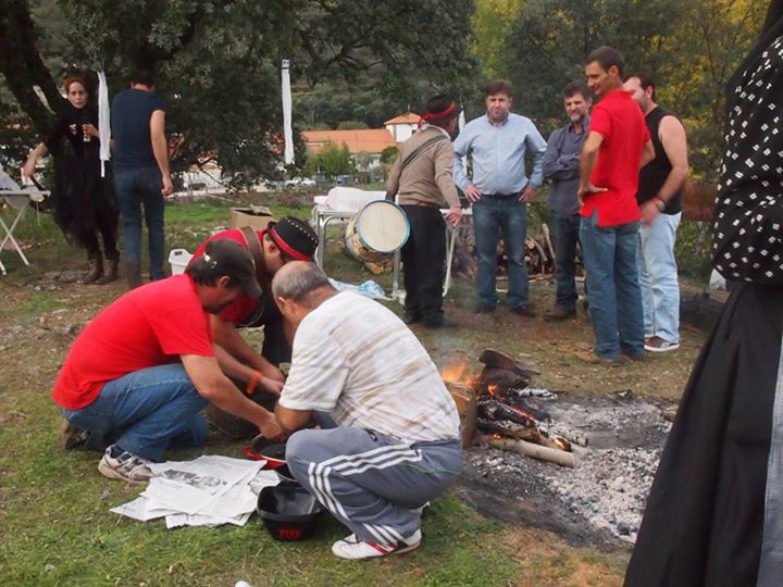 Carvochá en Nuñomoral:  Preparando la barbaoca. Edición 2014 (Foto: MARIBEL EXPÓSITO AZABAL)