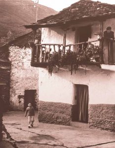 Antigua vivienda en Robledo (Esta foto aparece en un oscuro y tétrico reportaje sobre Las Hurdes, escrito por Victoria Heitzmaam en diciembre de 1975)