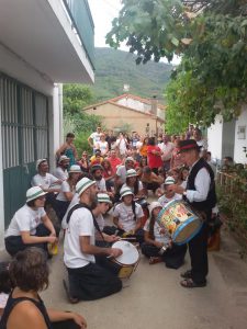 Los veraneantes extasiados ante un dios de la música popular:  Tío Manuel "El Canu", en las fiestas del pasado año (Foto: Aste Velaz)