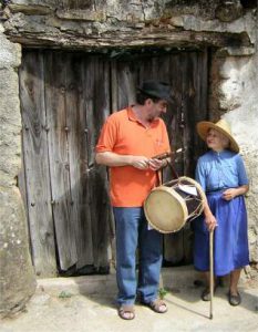 El tamborilero Ángel Domínguez con una paisana de Aceituna, que aún usa un sombrero realizado artesanalmente, fabricado de bálago o paja de centeno (Foto: Juanma Sánchez)