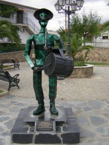 Estatua del tamborilero colocada en la plaza dedicada a estos músicos populares (Foto: Juanma Sánchez)
