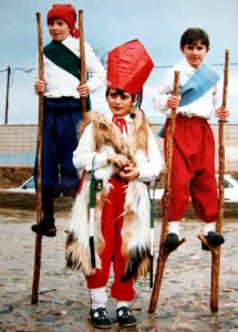 Antiguos alumnos del Hogar-Escolar de Nuñomoral, que sacaron a flote las danzas de San Blas, en los años 80-90 del pasado siglo. En la foto, "El Graciosu" y dos danzarines del baile de "Loh Cháncuh" (Foto: F.B.G.)
