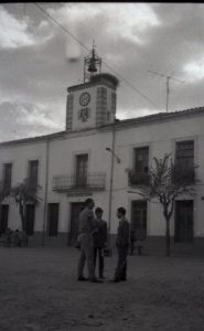 Casa Consistorial en la plaza mayor de Santibáñez el Bajo, cuando ésta era de tierra y por ella correteaba el amigo Pedro (Foto: PULGAR)